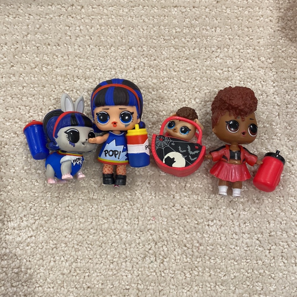 2 lol dolls and 2 lol pets